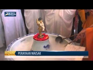 Rayakan Waisak dengan Ritual Mandi Patung Buddha