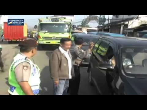 Jalan Rusak, Ribuan Warga Tutup Jalan Menuju Cikeas