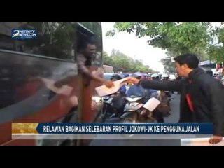 Relawan Bagikan Selebaran Profil Jokowi JK ke Pengguna Jalan