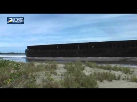 Diterjang Gelombang Tinggi, Dua Tongkang Batu Bara Kandas di Pulau Baai