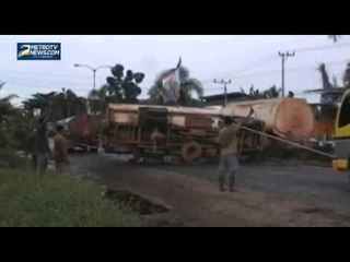 Hindari Tabrakan, Truk Tangki CPO Terbalik