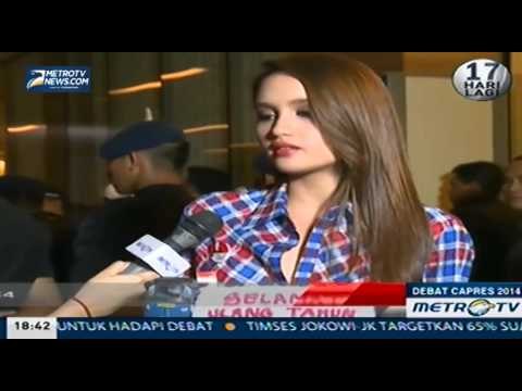 Cinta Laura Bawakan Kue Ultah 'Istana' Untuk Jokowi