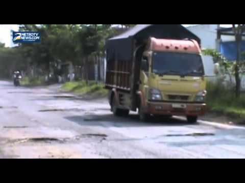 Jalan Utama Jawa Bali di Jember Rusak Parah