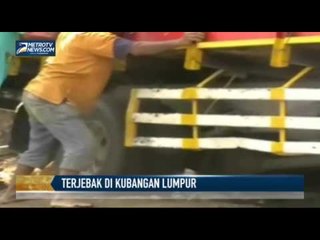 Truk Bermuatan Sembako Terjebak di Kubangan Lumpur