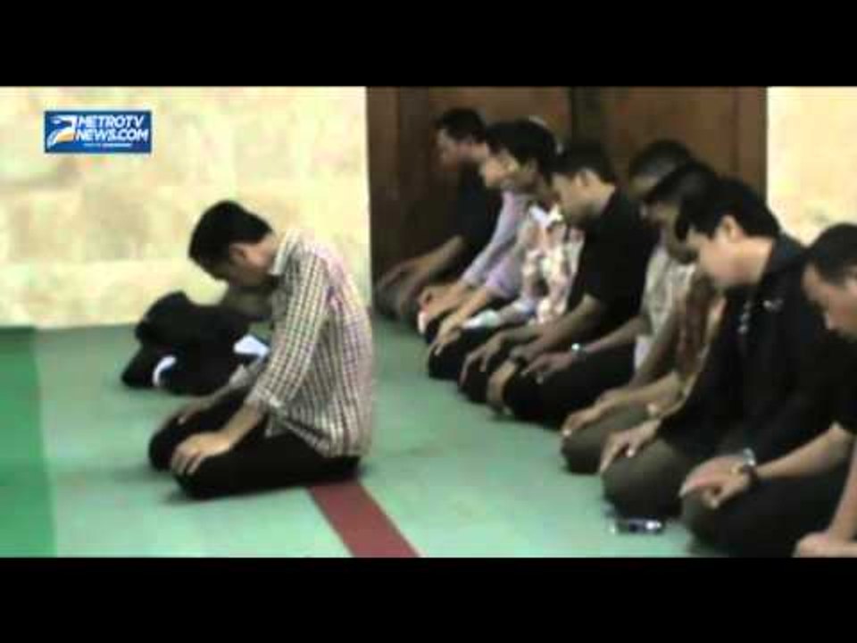 Jokowi Jadi Imam Salat Zuhur di Masjid Jami Gresik