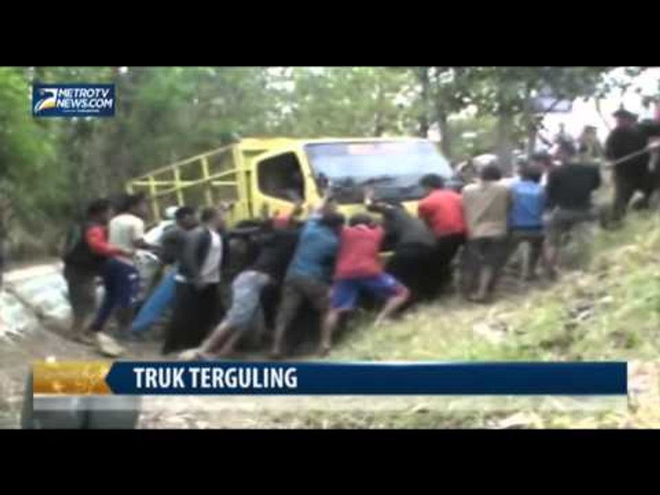 Jalan Ambles, Truk Muatan Sapi Terguling Masuk Sungai