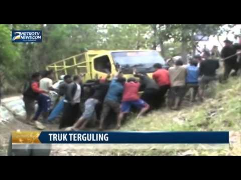 Jalan Ambles, Truk Muatan Sapi Terguling Masuk Sungai
