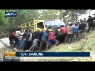 Jalan Ambles, Truk Muatan Sapi Terguling Masuk Sungai