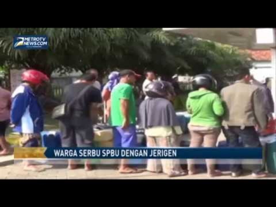Warga Serbu SPBU dengan Jeriken