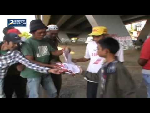 Kawan Jokowi Makassar Bagikan Kaos Gratis ke Warga