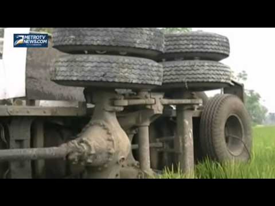 Truk Tangki Terguling ke Areal Persawahan