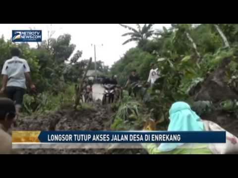 Longsor Tutup Akses Jalan Desa di Enrekang