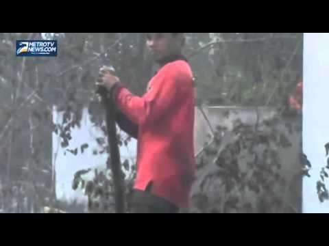 Petugas Berjibaku Padamkan Api yang Membakar 5 Ha Lahan Gambut