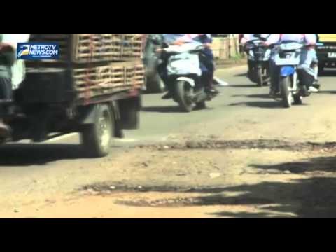 Jalur Alternatif Arus Mudik di Karawang Rusak Parah