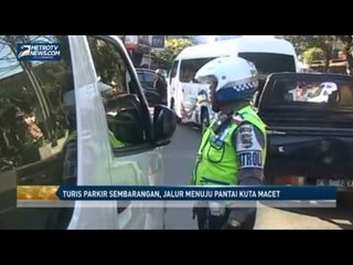 Turis Parkir Sembarangan, Jalur Menuju Pantai Kuta Macet