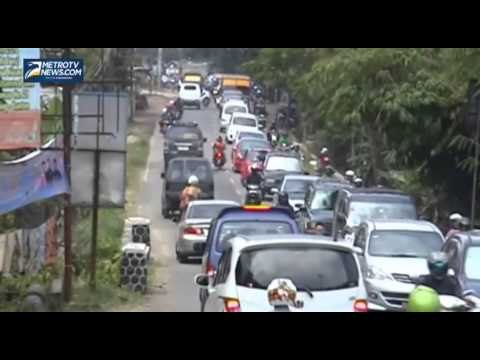 Kendaraan Mengular di Sepanjang Jalan Menuju Pantai Carita