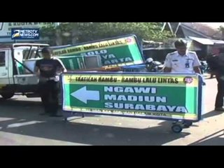 Petugas Pasang Petunjuk Arah Arus Mudik di Sragen