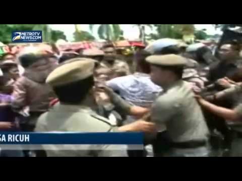 Unjuk Rasa Pelantikan Anggota DPRD Pelalawan Ricuh
