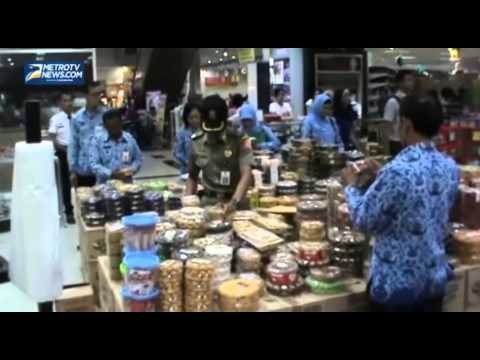 Petugas Sita Kemasan Mamin Berkarat dari Sejumlah Toko di Jember