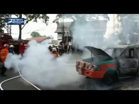 Diduga Korsleting Listrik, Sebuah Angkot Cicaheum-Ciroyom Ludes Terbakar