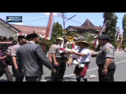 Nekat, Seorang Warga Berdemo Sendirian Saat Pelantikan Anggota DPRD