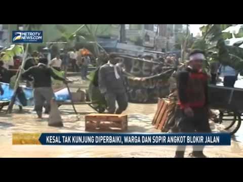 Kesal Tak Kunjung Diperbaiki, Warga dan Sopir Angkot Blokir Jalan