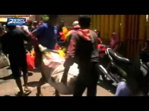 Ratusan Warga Tuban Berebut Nasi Buceng