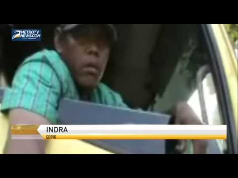 Kendaraan Berat Tetap Melintas di Jalur Tengah pada Siang Hari