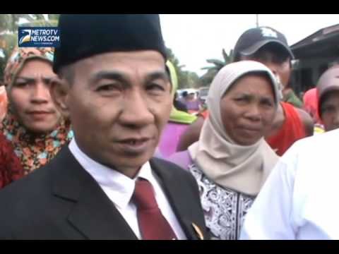 Usai Dilantik, Anggota DPRD Luwu Jalan Kaki Keliling Dapil 4 Km