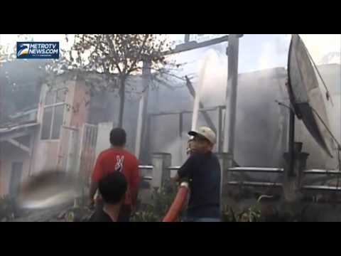 Korsleting Listrik Akibatkan Dua Rumah Ludes Terbakar