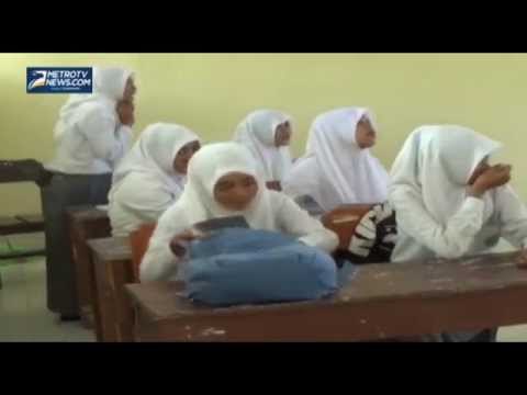 Rekam Perkelahian, Seorang Siswi Dianiaya Guru