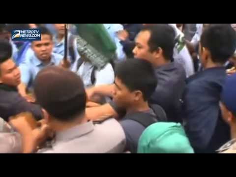 Mahasiswa Bentrok dengan Polisi di Depan Gedung DPRD Riau