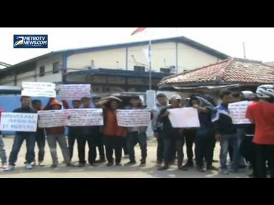 Buruh Pabrik Furniture Tuntut Jadi Karyawan Tetap