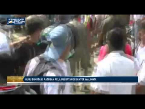 Guru Dimutasi, Ratusan Pelajar Datangi Kantor Walikota