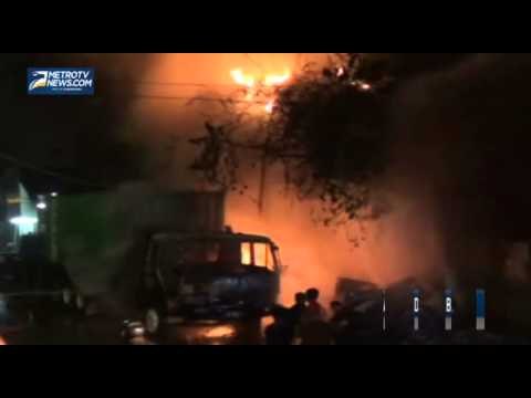 Gara-gara Bakar Sampah, Truk Kontainer dan Gudang Grosir Pakaian Ludes Terbakar