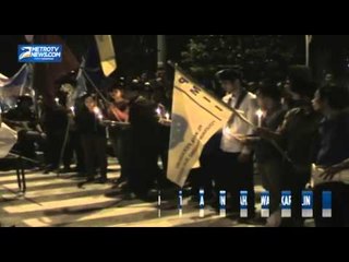 Berkabung DPR Sahkan Pilkada Tidak Langsung, Mahasiswa Bakar Lilin