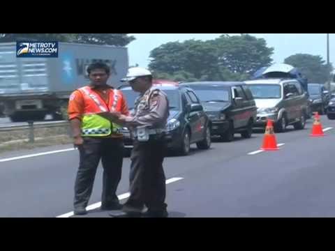Minibus Menghantam Tiang Jembatan, Dua Penumpang Luka Berat