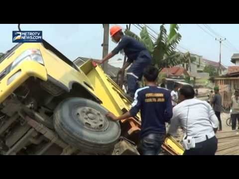 Jembatan Amblas, Truk Terperosok ke Sungai