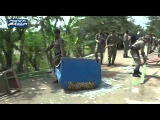 Petugas Robohkan Warung Remang tidak Berizin