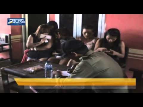 Petugas Razia Karaoke Ilegal di Pantai Krakal