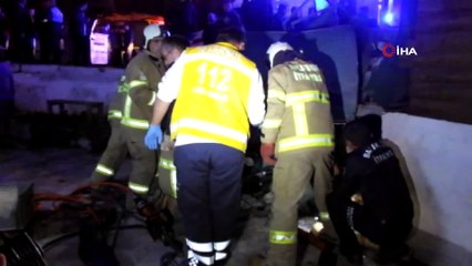 Burhaniye de bir evin bahçesine uçan otomobilde iki genç sıkıştı