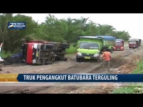 Truk Muatan Batubara Terguling