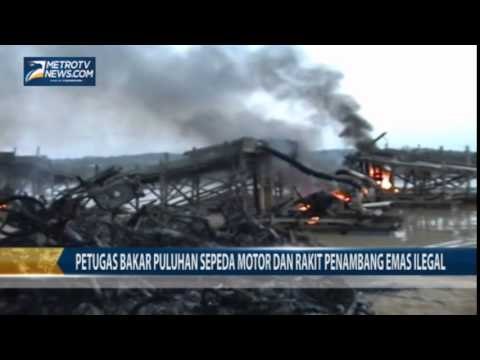 Petugas Bakar Puluhan Sepeda Motor dan Rakit Penambang Emas Ilegal