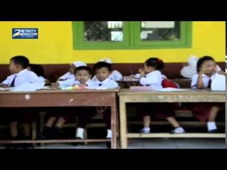 Скачать видео: Atap Kelas Hampir Ambrol, Siswa SD Ujian di Teras