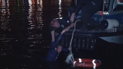 Fatih'te Denize Atlayan Genci Deniz Polisi Kurtardı