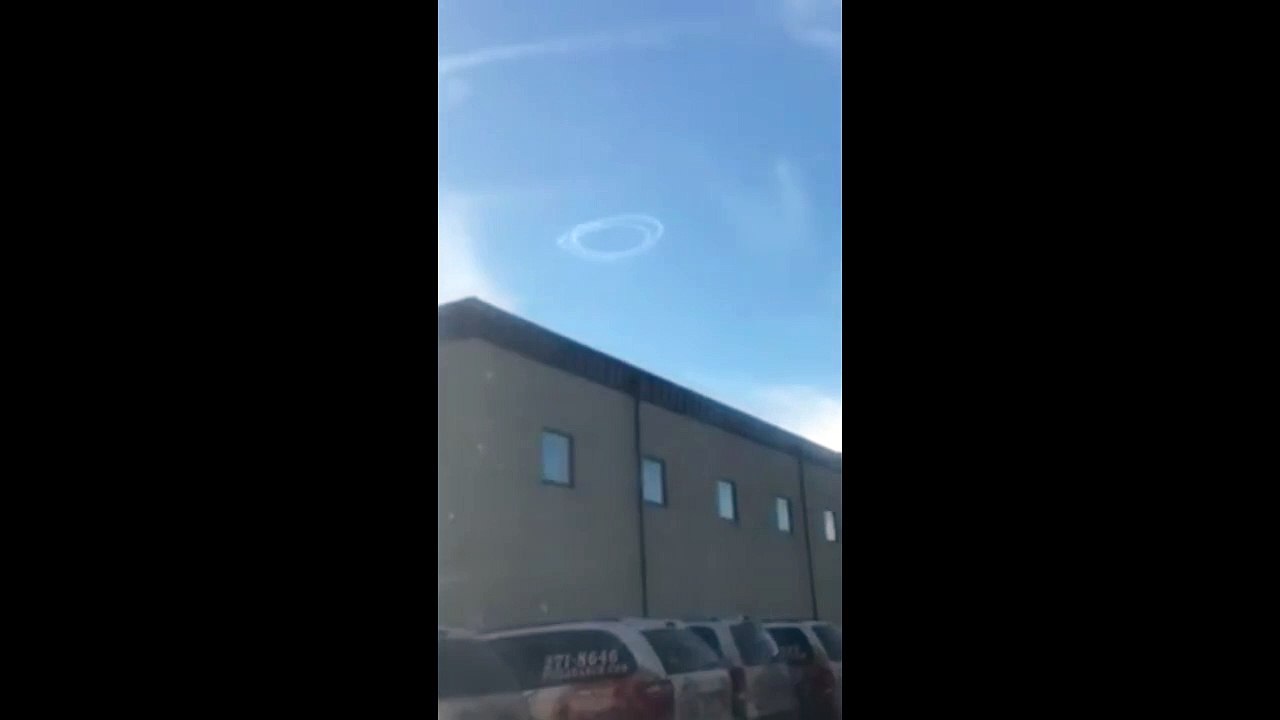 UFO caught make Trails in sky then Vanish