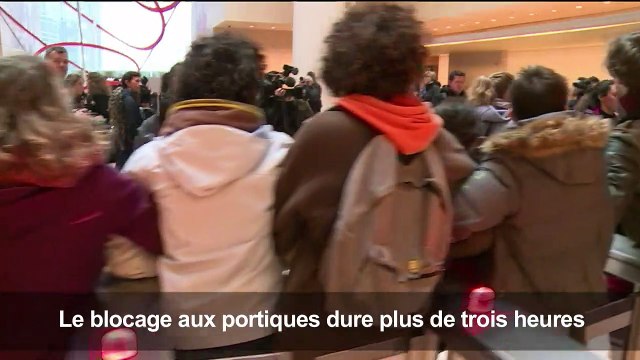 Climat: blocage de l'entrée du siège de la Société Générale
