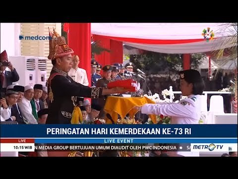 Detik-Detik Presiden Jokowi Serahkan Sang Merah Putih Untuk Dikibarkan di Upacara HUT ke-73 RI