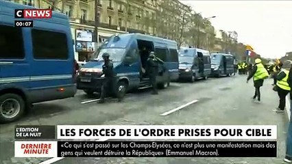 Les images d'un policier qui se fait lyncher et sauvé in-extremis sur les Champs-Elysées révoltent les internautes