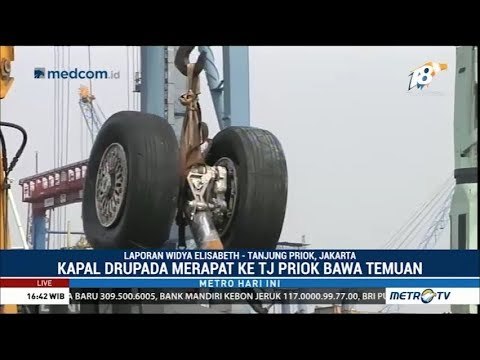 Roda Pesawat Lion Air Tiba di Pelabuhan Tanjung Priok